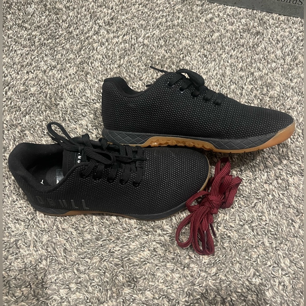 NOBULL Like New (No Box) 8 w/ extra laces